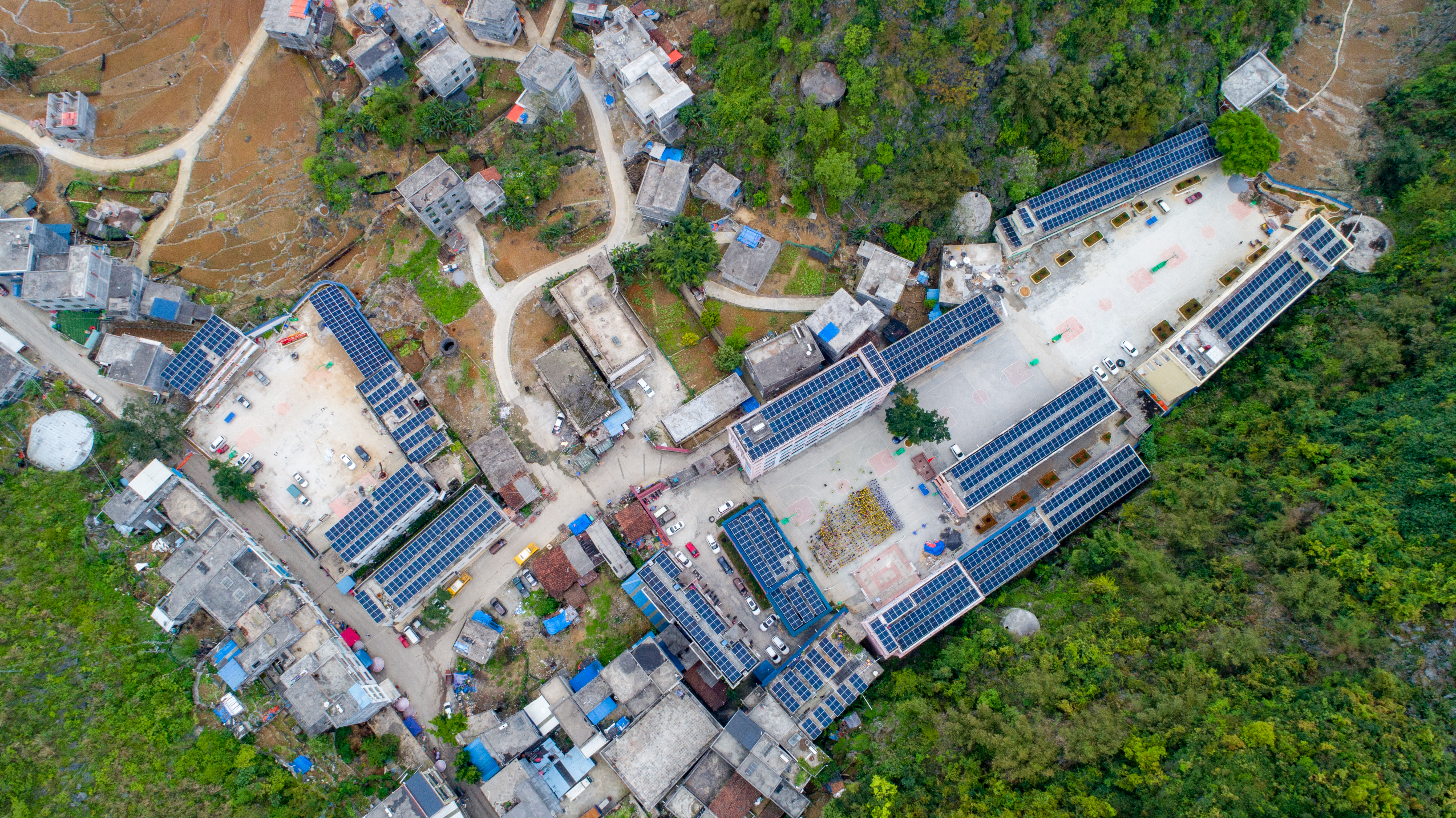 中国大唐援建的广西大化瑶族自治县板兰村屋顶光伏电站--黄嘉标摄.jpg