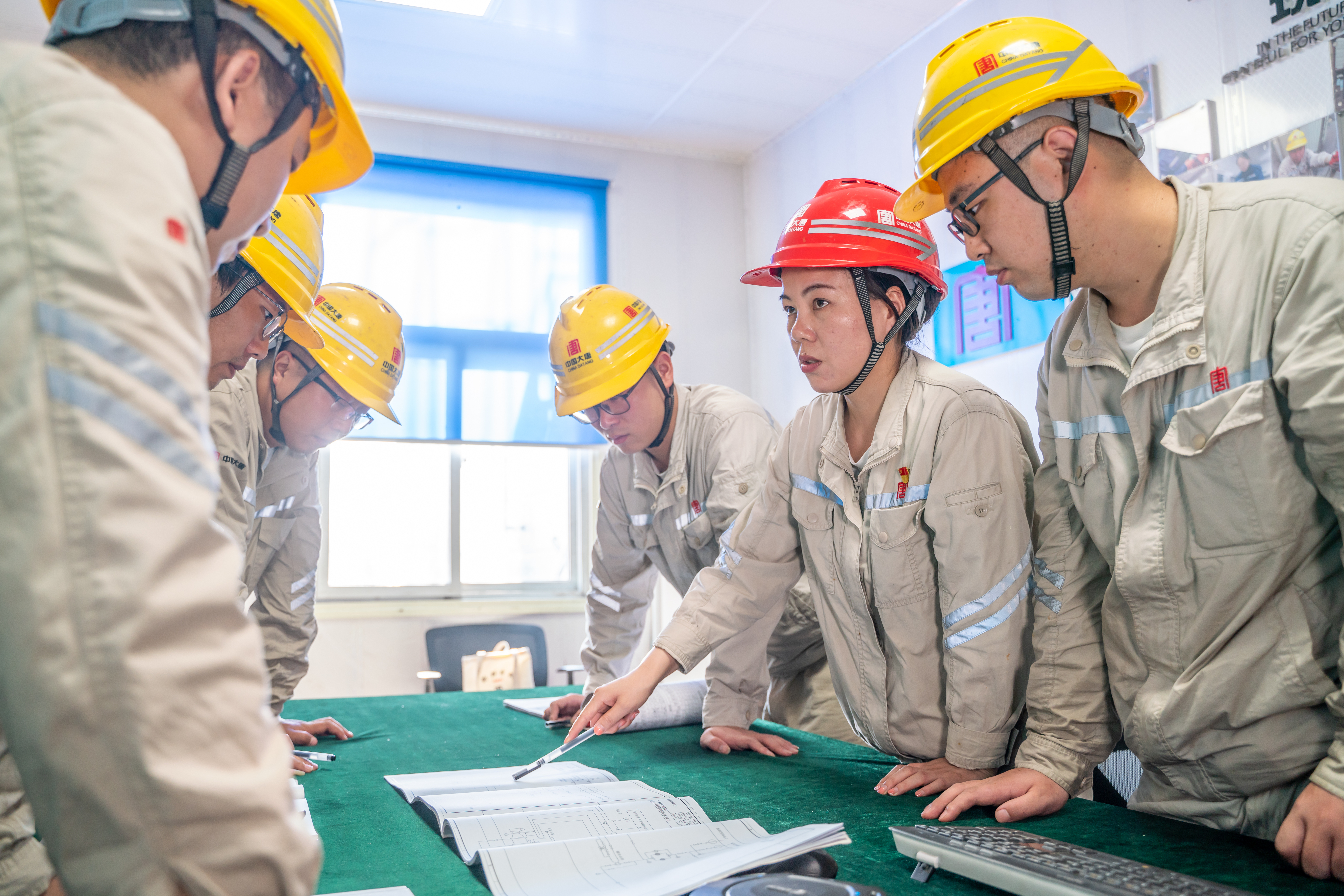 1699863105389039244.jpg 图1:闫欢欢创新工作室在研究脱硫废水改造图纸.jpg