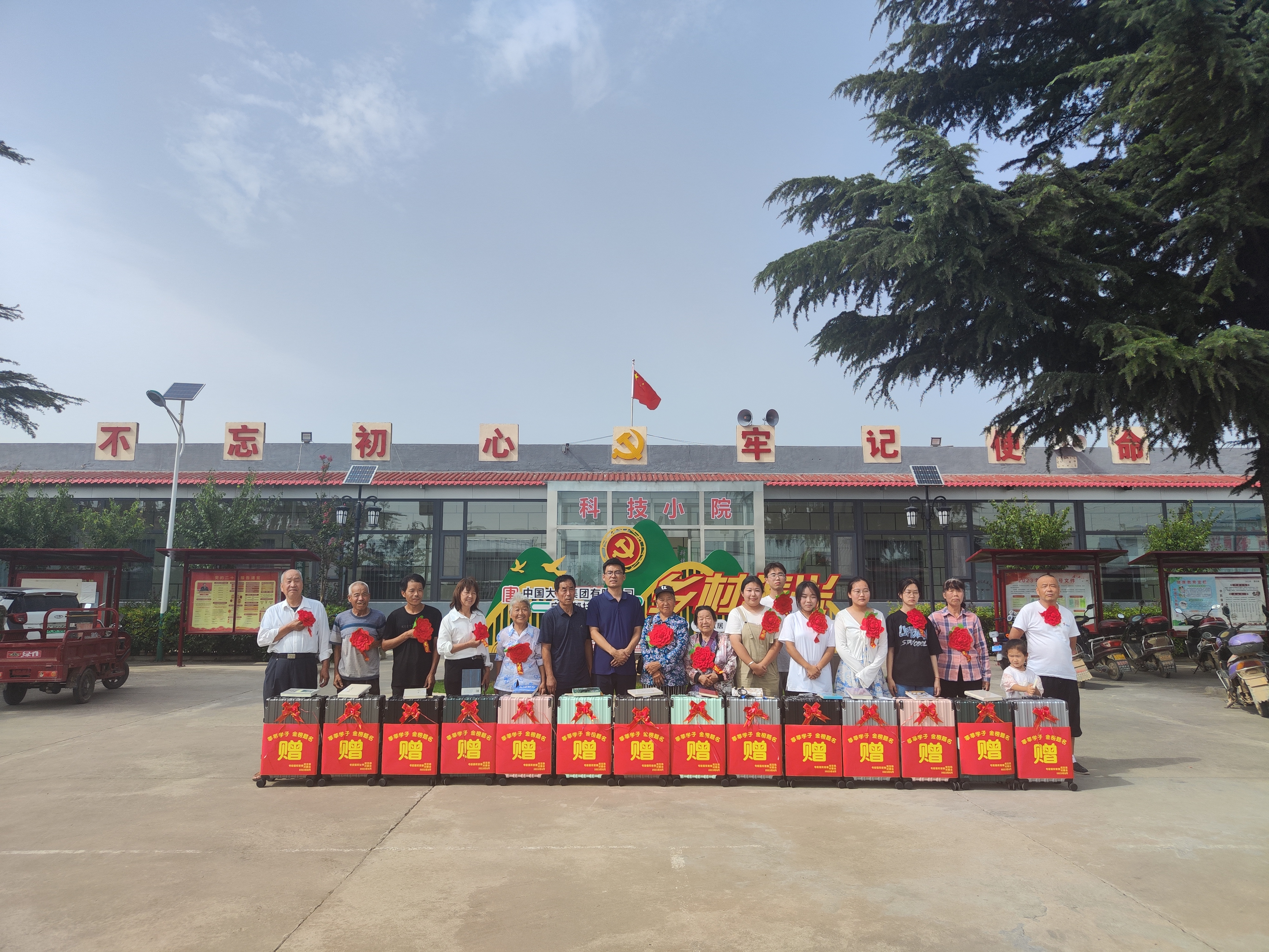 1721701698609037228.jpg 大学生座谈会合影.jpg