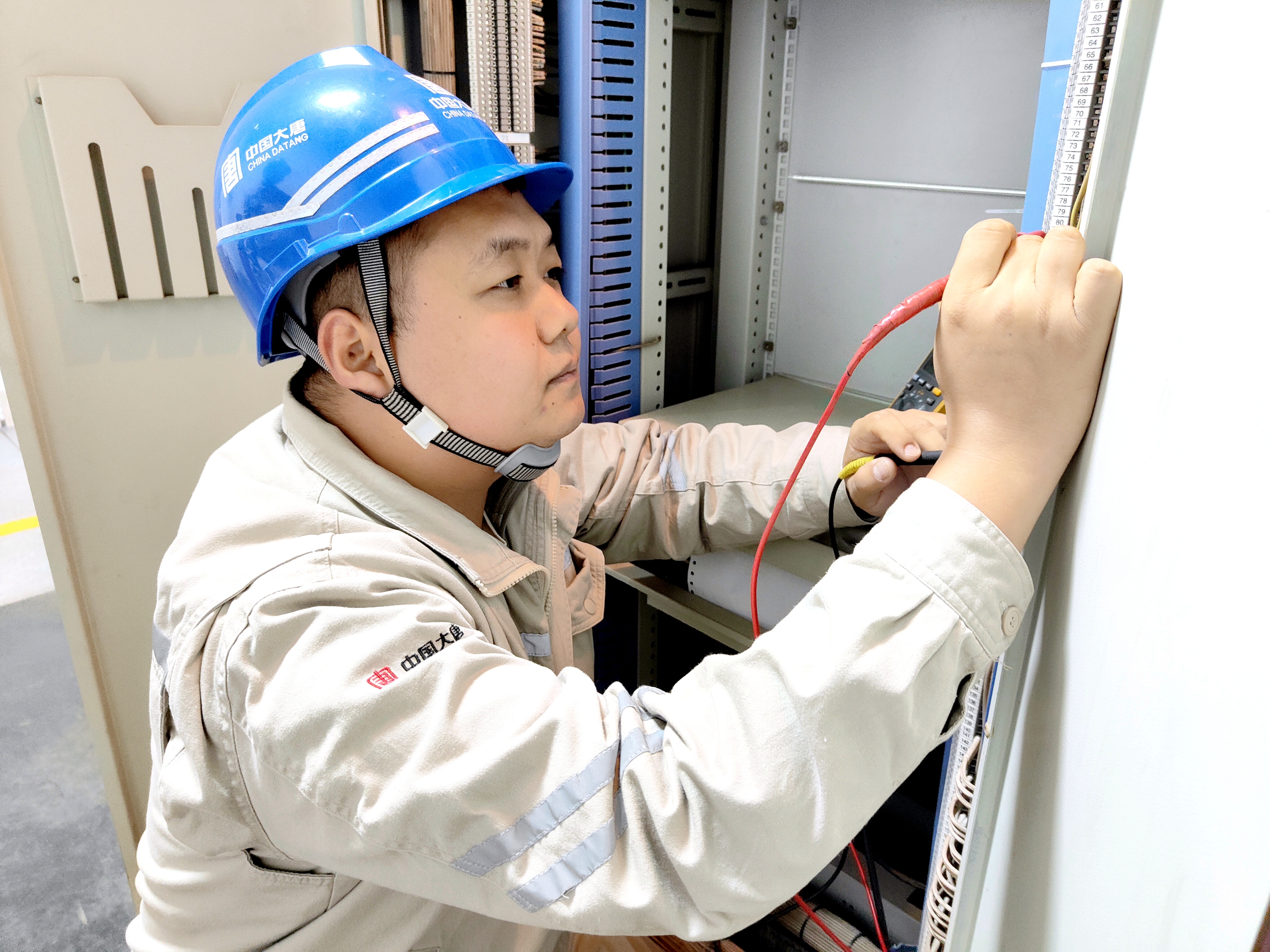 1731635242293050657.jpg 3.张维韬校验继电保护装置数据(韩城第二发电公司雷雨摄).jpg